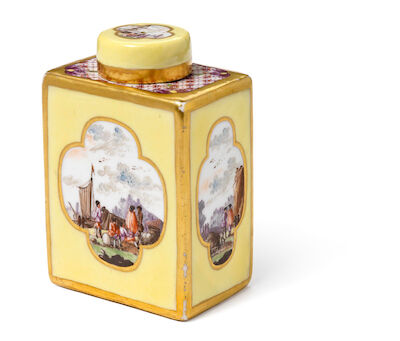 A Meissen porcelain tea caddy, c. 1740. H. 10.5 cm.