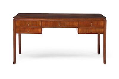 Frits Henningsen: Freestanding Cuban mahogany desk, front with five drawers. H. 77 cm. L. 151 cm. W. 85 cm. Freestanding Cuban mahogany desk with profiles on legs and edges. Front with five drawers. Made by cabinetmaker Frits Henningsen, 1940s. H. 77 cm. L. 151 cm. W. 85 cm.