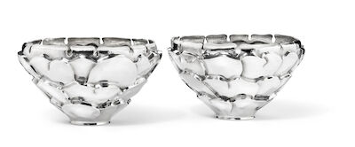 Thorvald Bindesbøll: "Artichoke". A pair of sterling silver bowls with hammered surface. (2) "Artichoke". A pair of sterling silver bowls with hammered surface. Made by A. Michelsen anno 1909. Designed 1898. Total weight 672 g. H. resp. 9 and 9.5 cm. Diam. resp. 16.5 and 16 cm. (2)